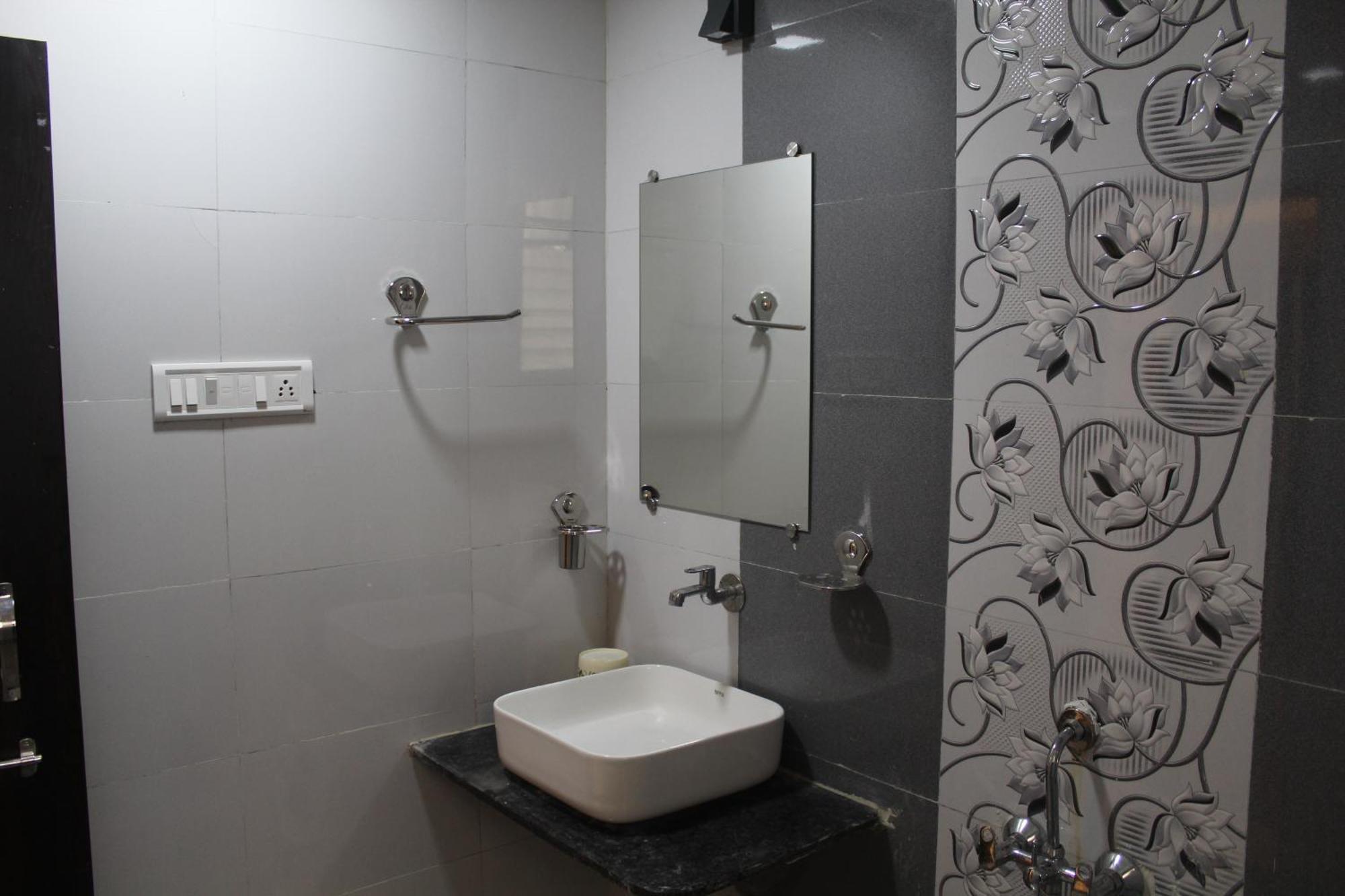 Hotel Skylark Vapi Extérieur photo